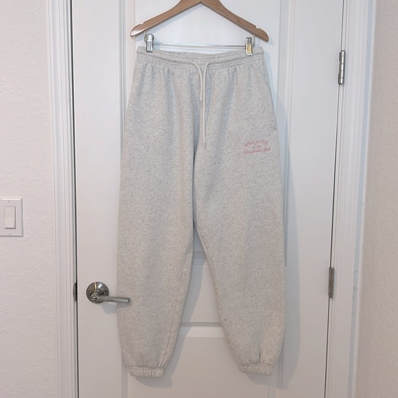 White Fox Boutique Essentials Club Set Crewneck & Sweatpants Grey Marle Pink - Picture 15 of 17